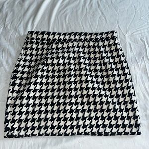 Black & white fitted mini skirt